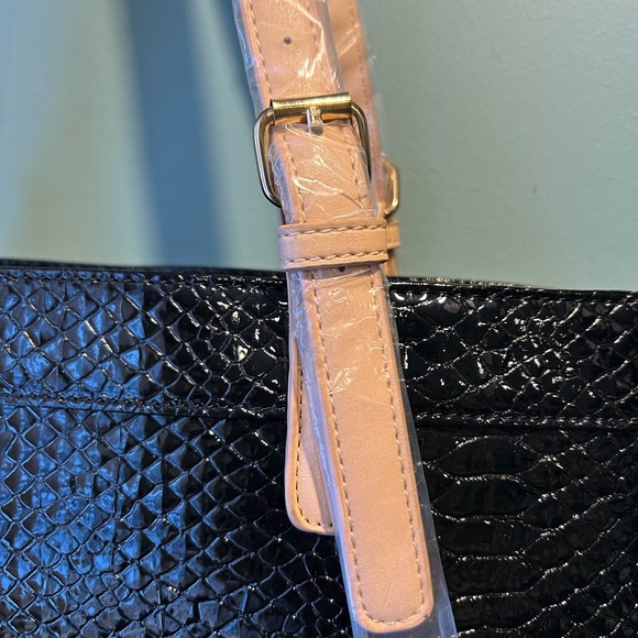 🔥🆕🔥 Black Snakeskin Embossed Tote Bag - Contrast Tan Straps - Picture 2 of 5